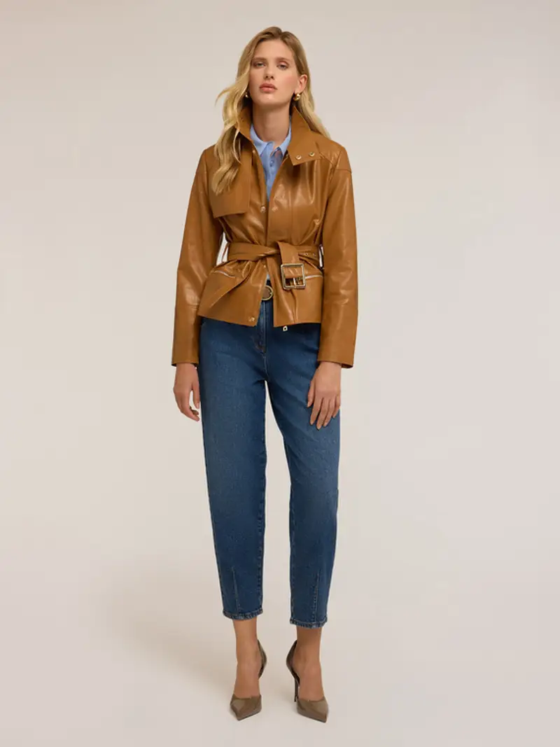 Giacca con cintura in tessuto spalmato Donna, Marrone