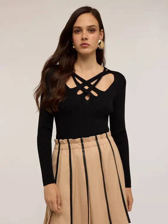 Maglia a coste con scollo lavorato Donna, Nero