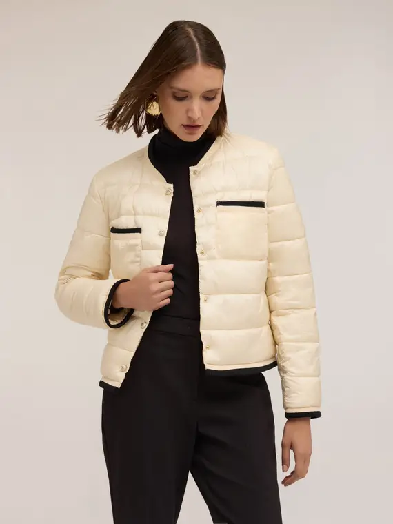 Piumino imbottito con bordi a contrasto Donna, Beige