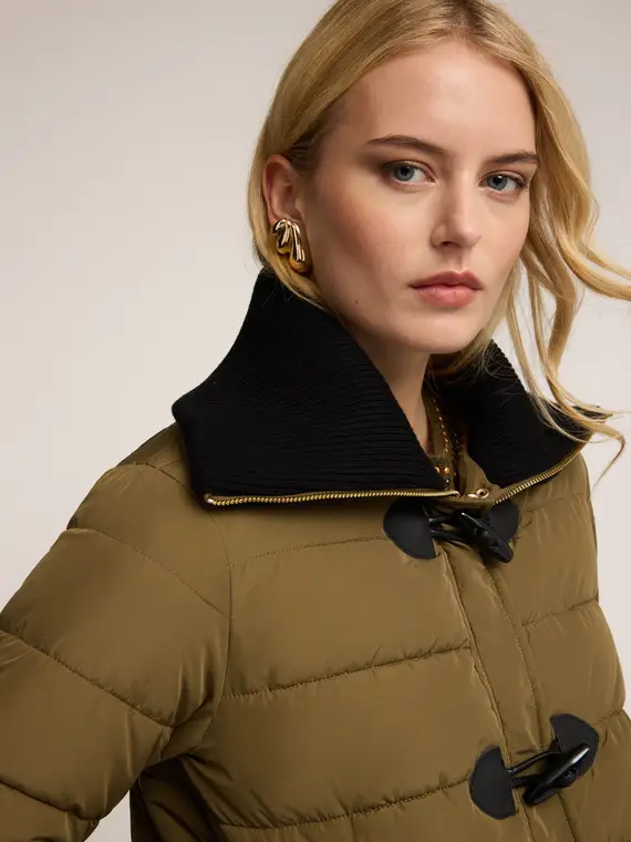 Piumino trapuntato con alamari Donna, Verde militare miniatura 3