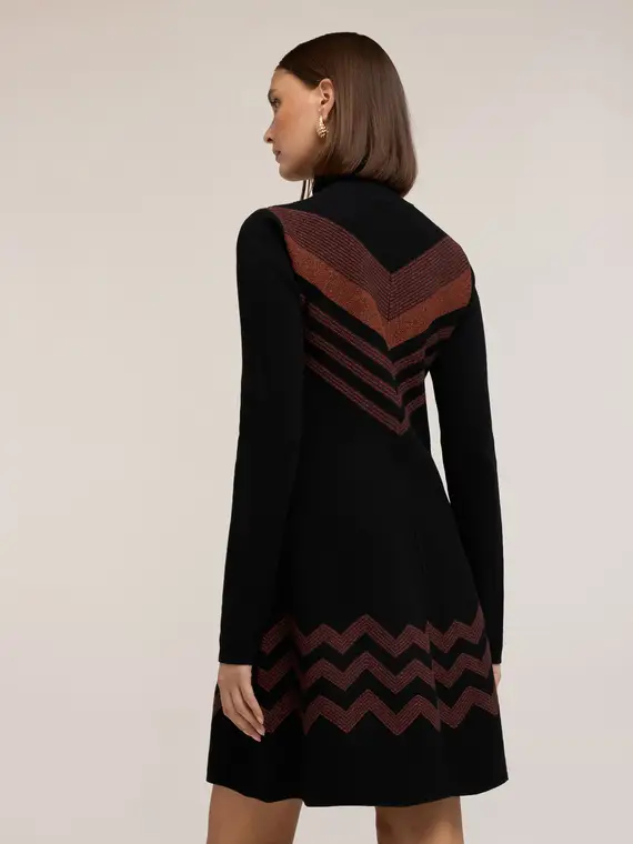 Vestito corto in maglia con motivo chevron Donna, Nero miniatura 2