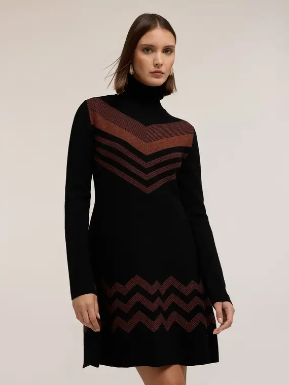 Vestito corto in maglia con motivo chevron Donna, Nero miniatura 3