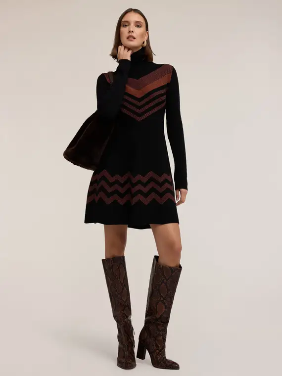 Vestito corto in maglia con motivo chevron Donna, Nero
