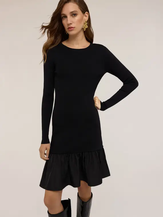 Vestito flare in maglia fine con volant Donna, Nero