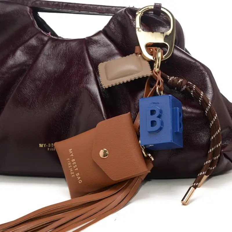 charm in vera pelle con logo lettering blu elettrico miniatura 2