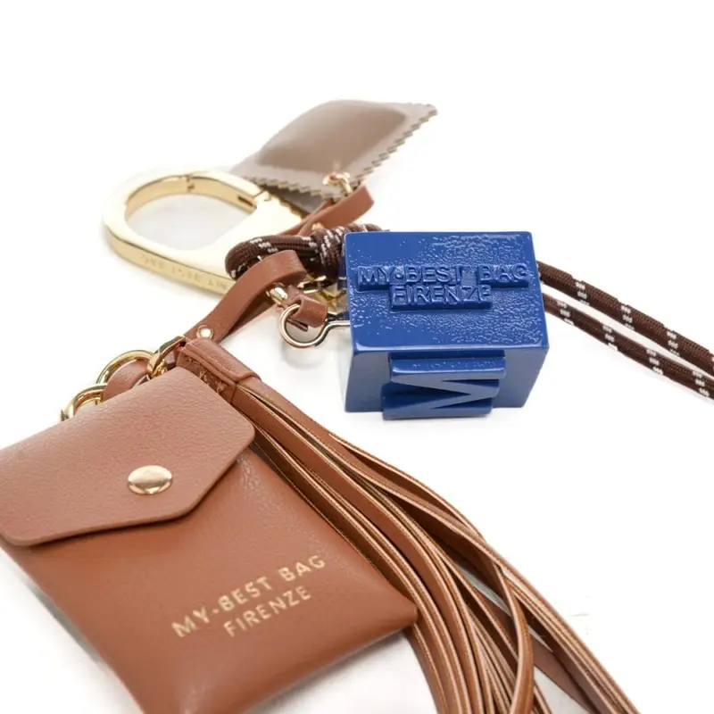 charm in vera pelle con logo lettering blu elettrico