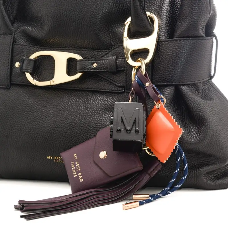 charm in vera pelle con logo lettering nero miniatura 2