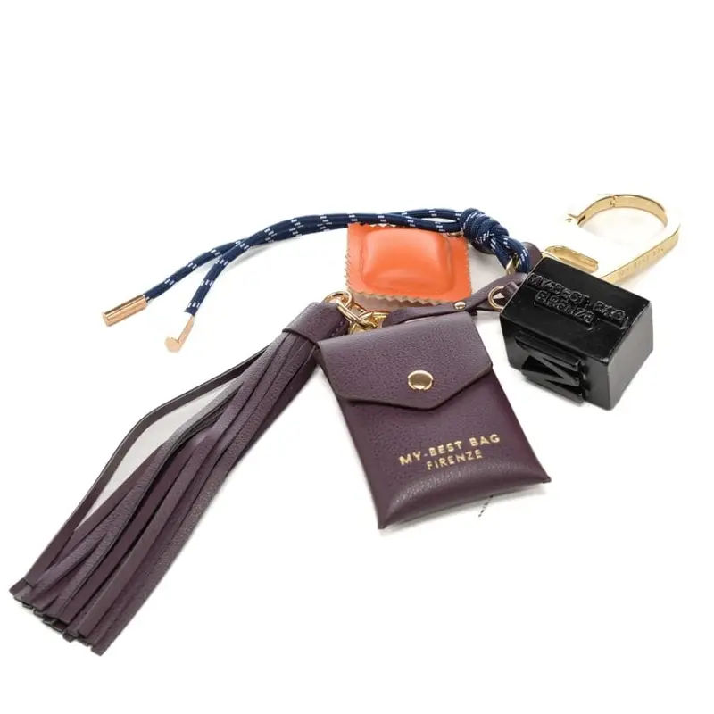 charm in vera pelle con logo lettering nero