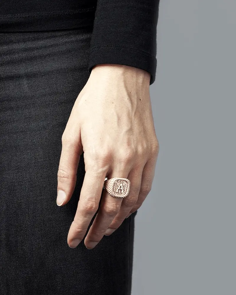 Anello Chevalier Quadrato Puntinato Con Lettera Iniziale Personalizzabile miniatura 2