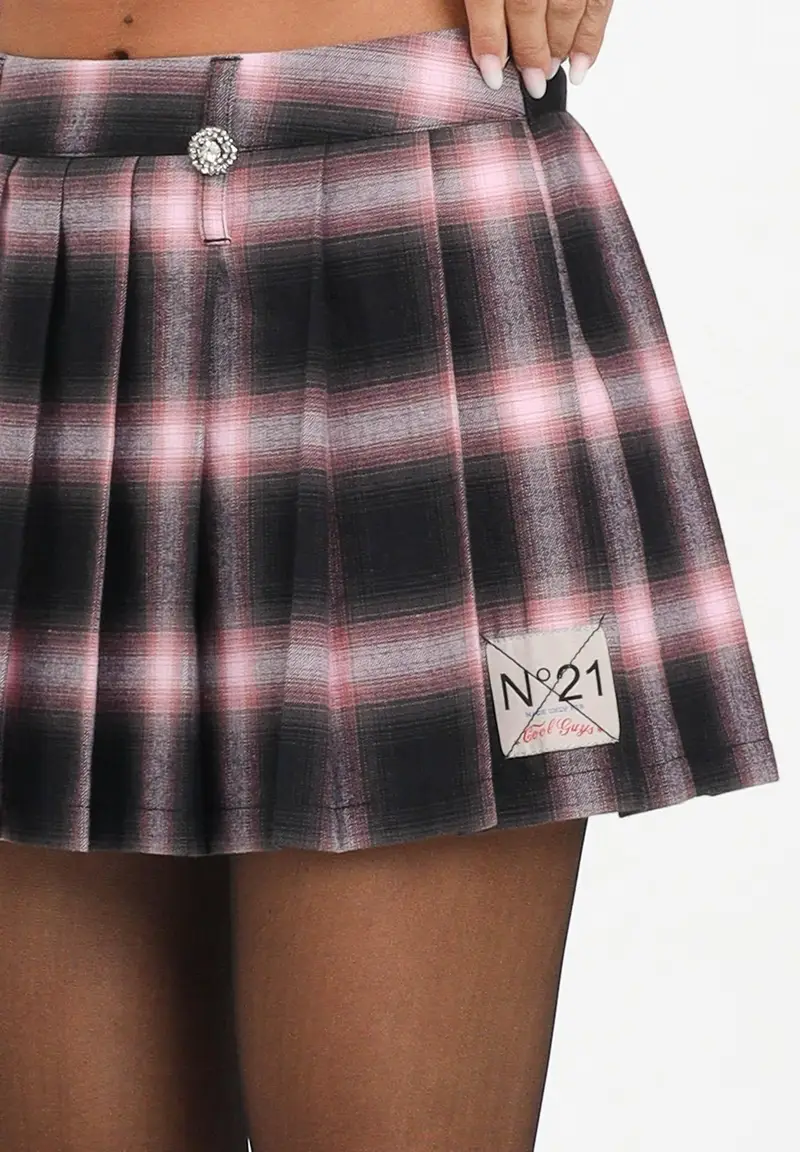 N21 Gonna corta a pieghe per donna e bambina realizzata in flanella con fantasia a quadri rosa e nera miniatura 2