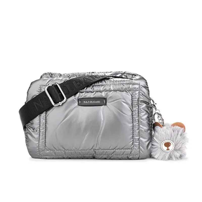 Borsa argento effetto trapuntato con tracolla regolabile in tessuto e ciondolo