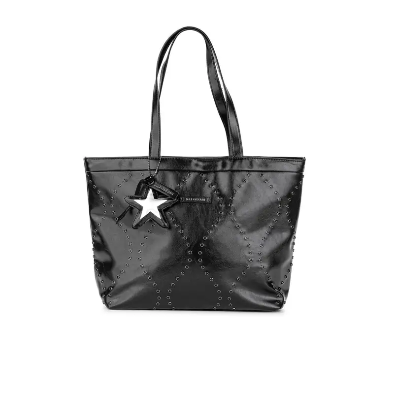 Shopper nera con borchie e ciondolo a stella