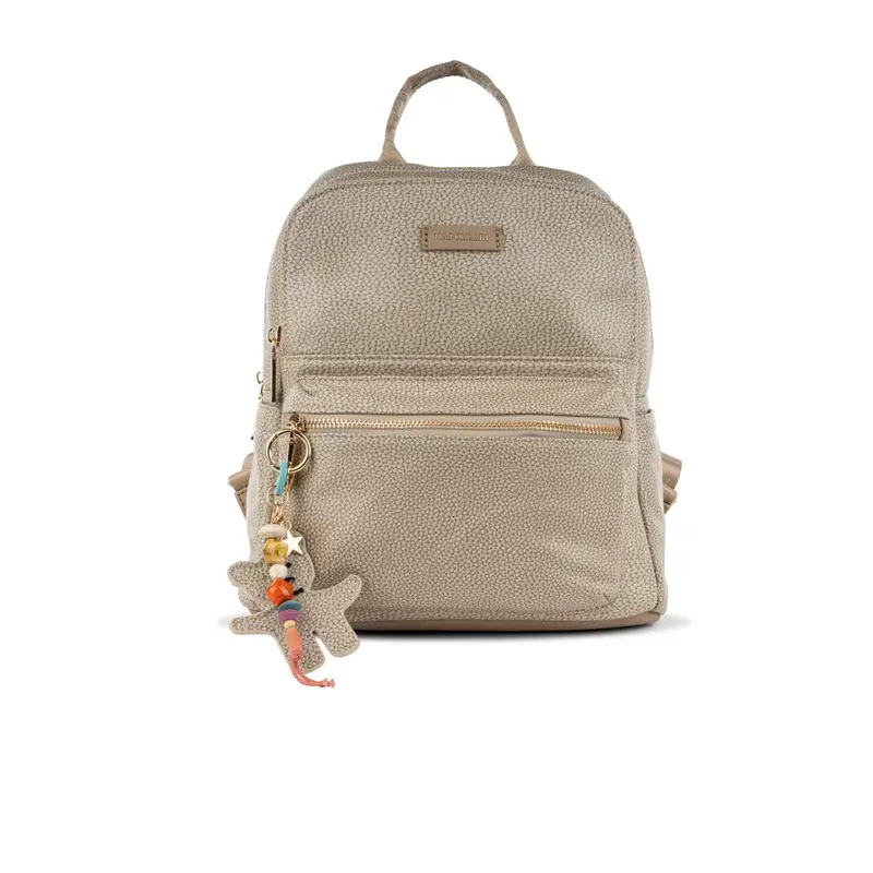 Zaino beige da donna con tasca frontale con ciondolo
