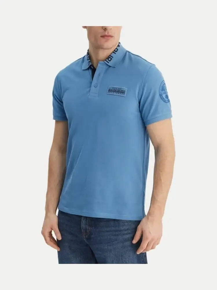 polo in cotone azzurro con logo su manica e colletto