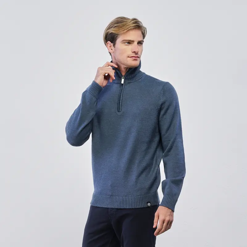 Maglioncino azzurro da uomo con scollo con zip