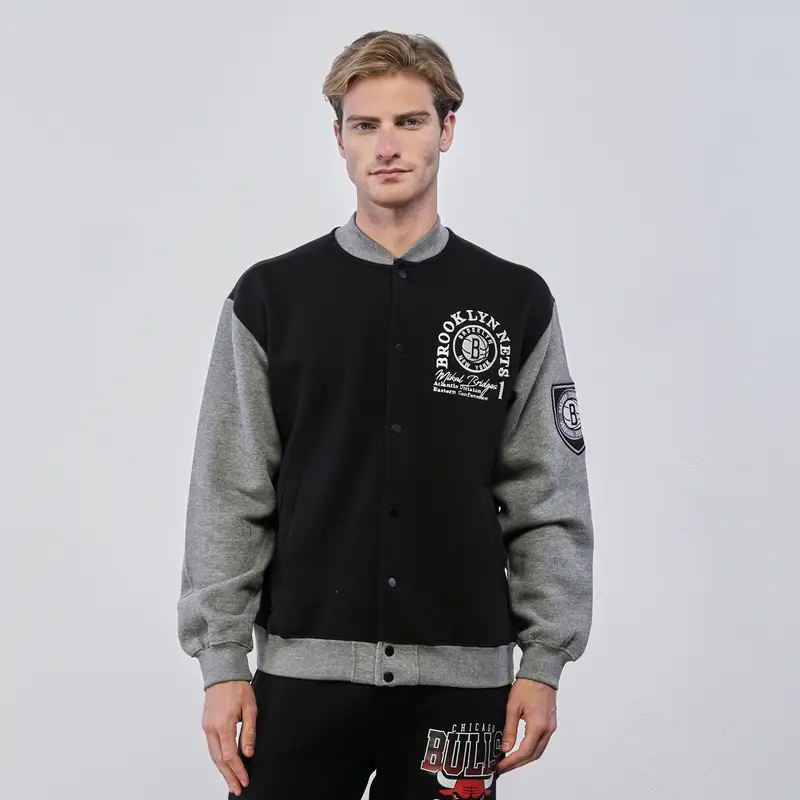 Felpa college grigia e nera da uomo con stemma