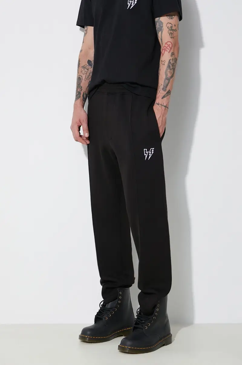 joggers colore nero con applicazione MY71074A-Y538-001N