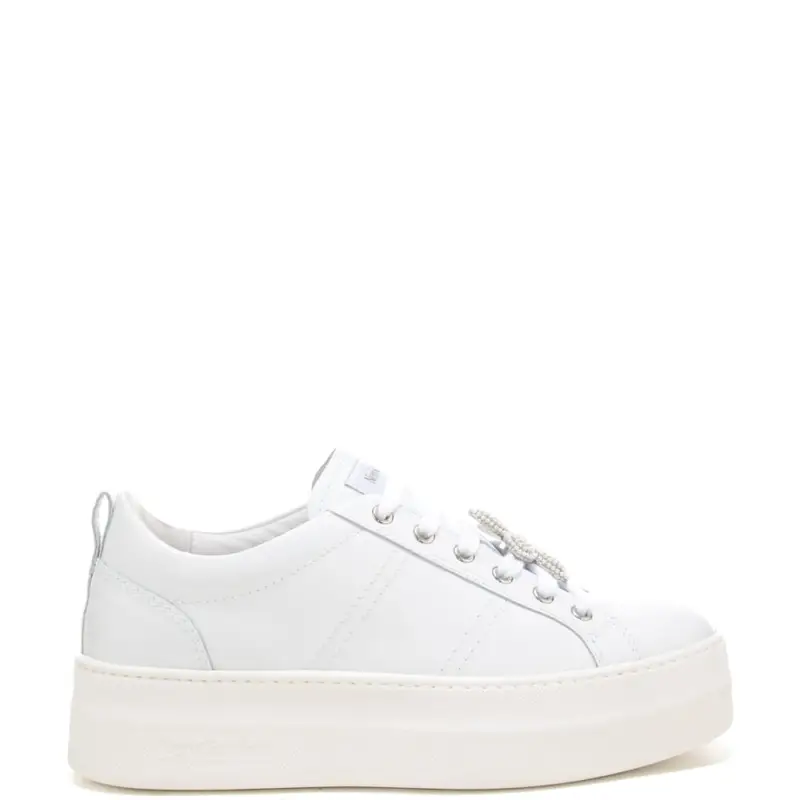 sneakers da donna con maxi charm floreale sul davanti bianche