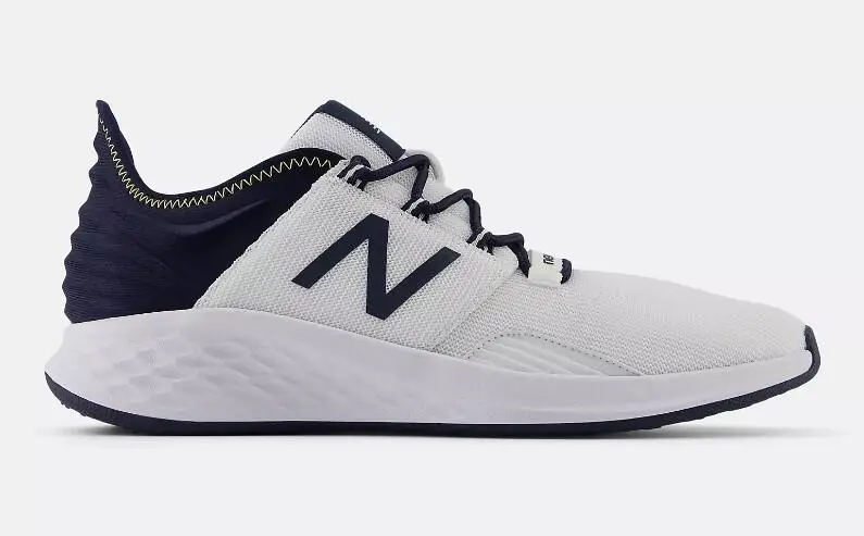 Scarpe da golf da uomo New Balance Fresh Foam Roav 2024. bianco/blu scuro | New Balance