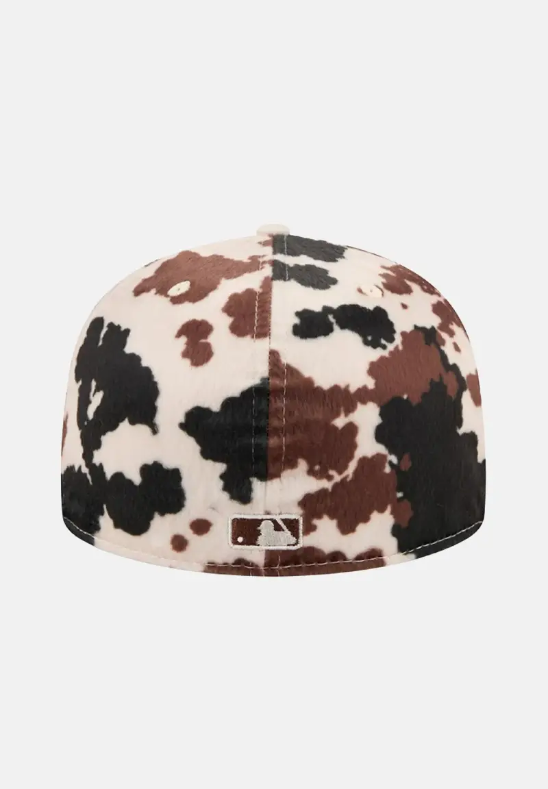 Cappello con visiera NY Yankees 59FIFTY Cow Animal Print con fantasia muccata nei toni del panna, marrone e nero per uomo e donna miniatura 2