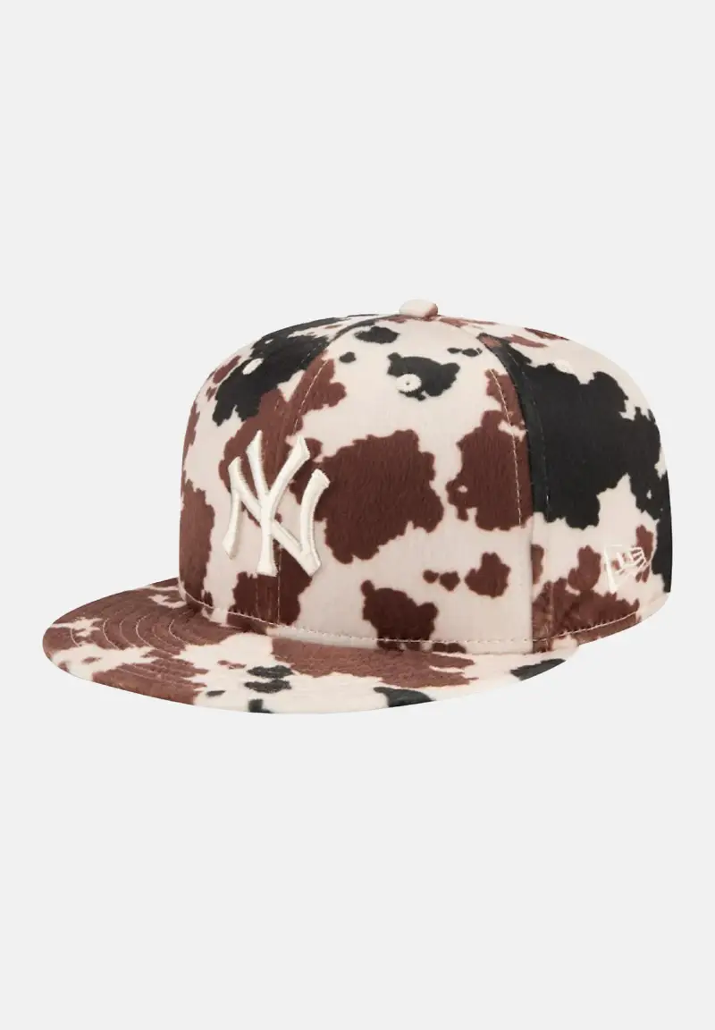 Cappello con visiera NY Yankees 59FIFTY Cow Animal Print con fantasia muccata nei toni del panna, marrone e nero per uomo e donna