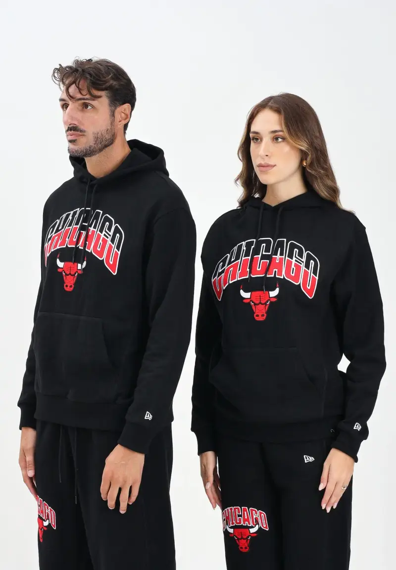 Felpa con cappuccio Oversized Chicago Bulls NBA Arch Graphic nera per uomo e donna