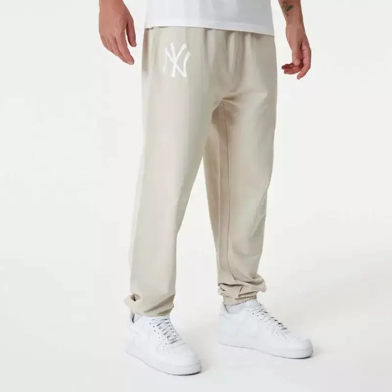 Pantaloni New Era League Essentials Jogger Neyyan Stnwhi Adulto | New Era Beige
