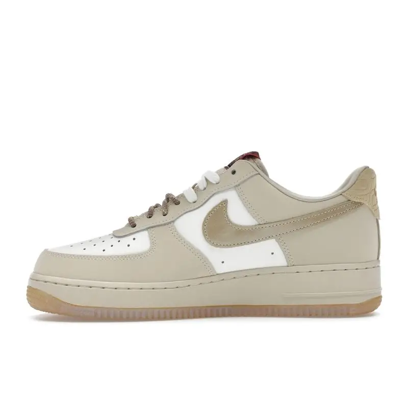Air Force 1 07 LX Anno del Serpente Sneakers da Donna Tan Sail Light-Khaki HV5990-172 38 miniatura 2