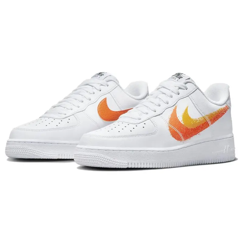 Air Force 1 07 Swoosh Vernice Spray - Arancione Sicurezza Sneakers Unisex Bianco Oro Universitario Nero FJ4228-100 46 miniatura 3