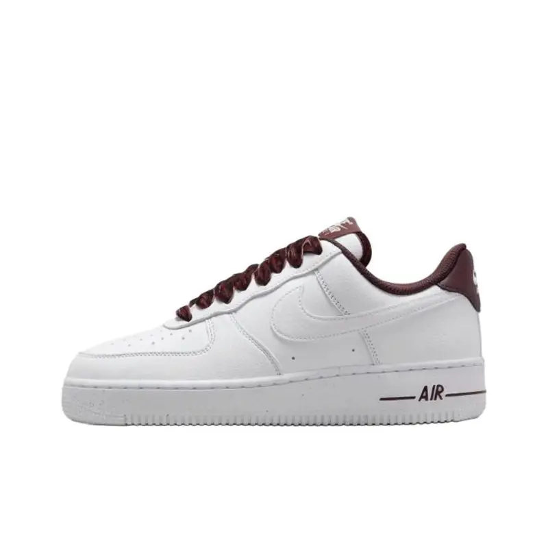Air Force 1 Low 07 Bianco Burgundy Crush Scarpe da Ginnastica da Donna Avorio Pallido Argento Metallizzato HV4403-600 37 5