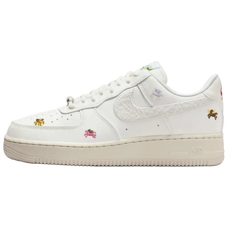 Air Force 1 Low Anno del Cavallo Sneakers da Donna Panna Vela Fantasma-Fantasma-Rosso Squadra-Blu Idrogeno-Peonia IQ1143-100 40 5