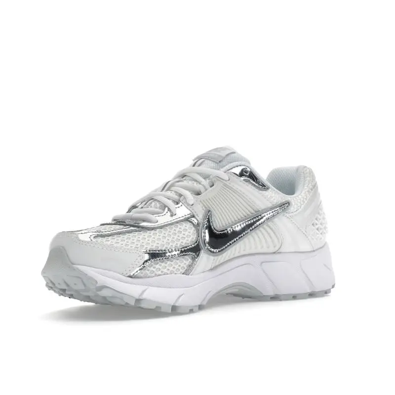 Air Zoom Vomero 5 Punta Cromata Sneakers da Donna Bianco Summit-White Platino Puro HF7723-100 38 5 miniatura 2