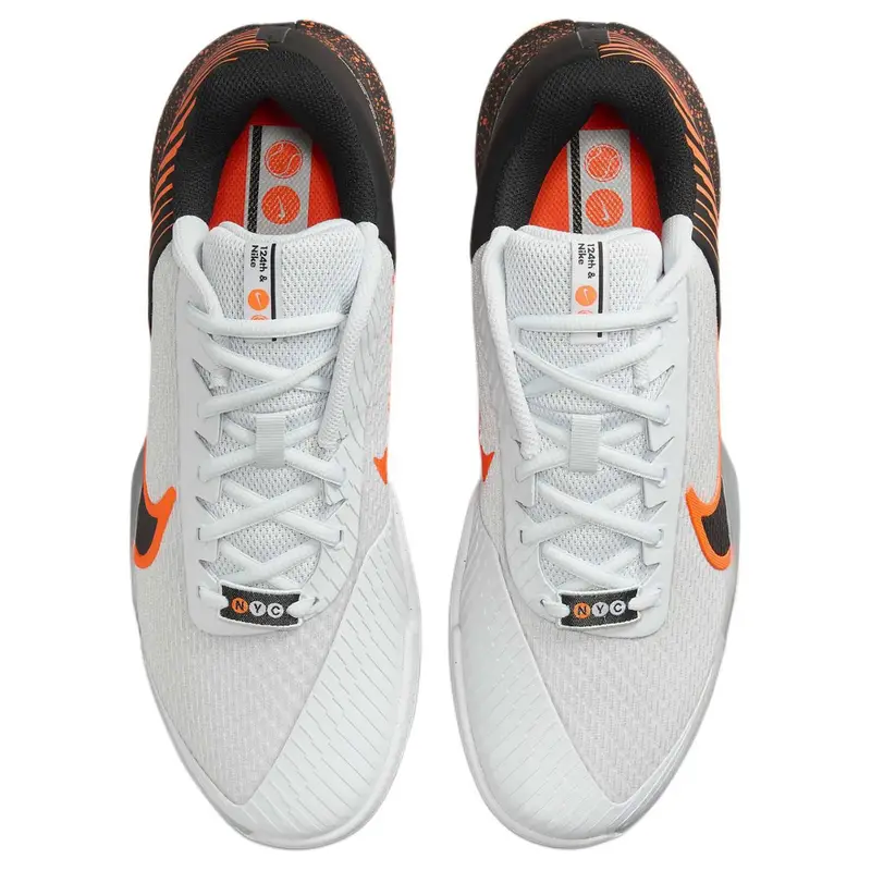 Court Air Zoom Vapor Pro 2 Premium HC Pacchetto Torneo NYC Sneakers da Uomo Grigio Platino Puro Ipercrimson FQ7719-002 41 miniatura 4