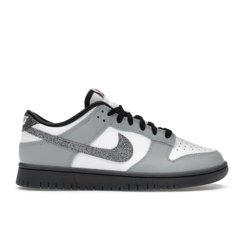 Dunk Low LX Glitter Swoosh Scarpe da Ginnastica da Donna Grigio Bianco Grigio Fumo Chiaro HQ3462-191 35 5