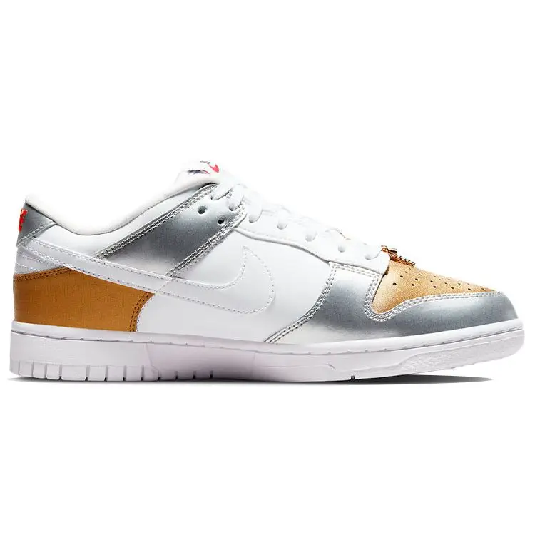 Dunk Low SE Argento Oro Metallizzato Sneakers da Donna Bianco Metallizzato-Oro Metallizzato-Argento DH4403-700 44 5 miniatura 4