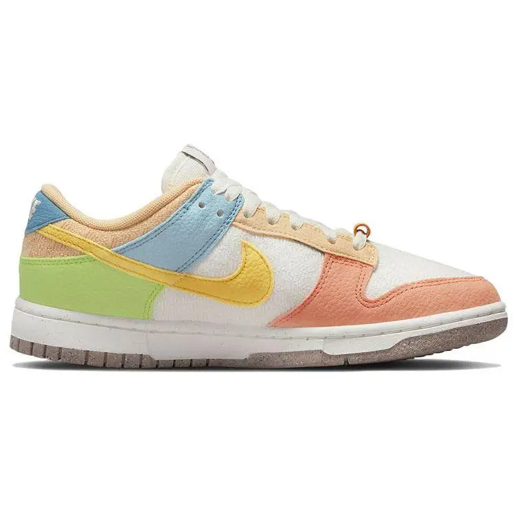 Dunk Low SE Sun Club Sneakers da Donna Bianco Vela Radice di Garanza Chiaro DQ0265-100 42 5 miniatura 3