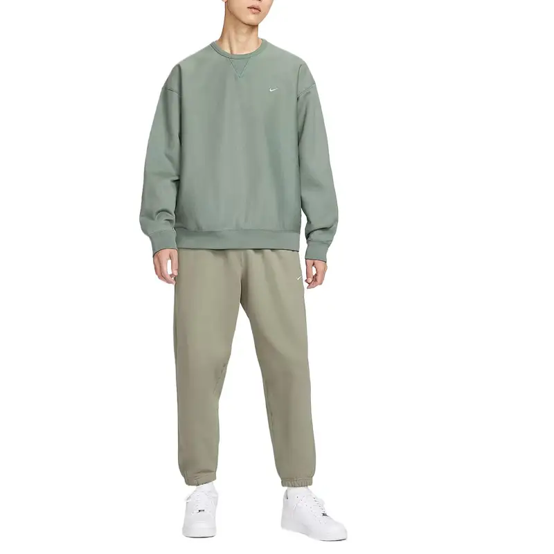 Felpa girocollo Nike Solo Swoosh tinta unita delicata sulla pelle con spalle scese da uomo HV1087-364 2XL miniatura 3