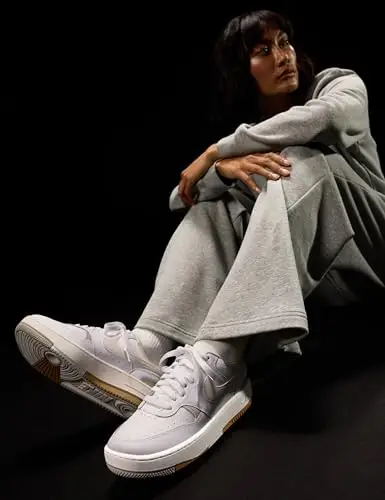 NIKE Gamma Force Women s Shoes, Sneaker Donna, Bianco Rosa Chiaro Beige, 37.5 EU miniatura 2