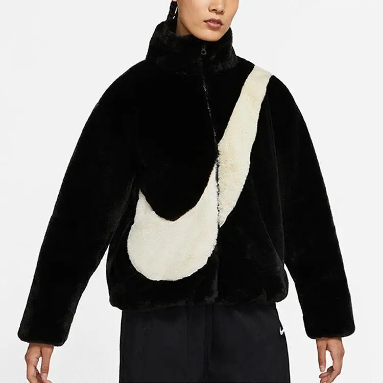 Giacca da donna Nike con logo Swoosh oversize (Dimensionamento dell Asia) Nero Fossil Donna Streetwear DO3792-010 S miniatura 3