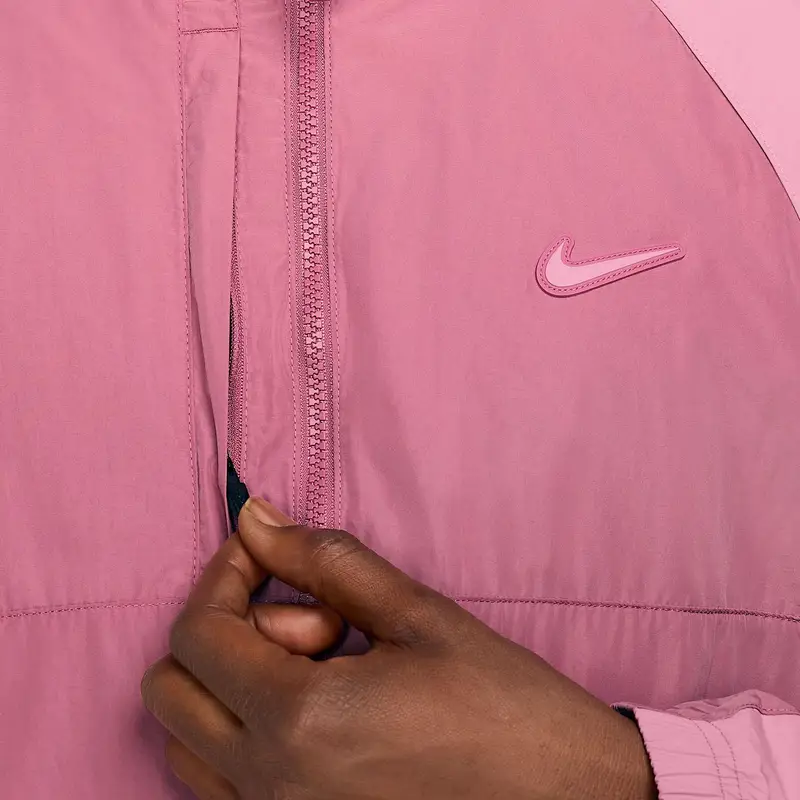 Giacca da Tuta in Nylon Nike x NOCTA Desert Berry/Rosa Elementale Unisex Capispalla Rosso FN7666-667 M miniatura 2