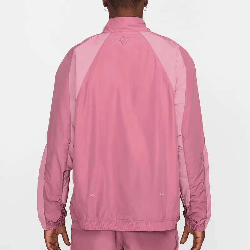 Giacca da Tuta in Nylon Nike x NOCTA Desert Berry/Rosa Elementale Unisex Capispalla Rosso FN7666-667 XXL miniatura 3