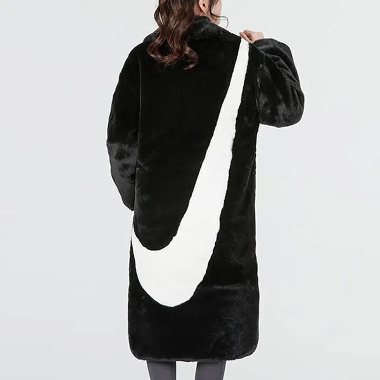 Nike Giacca Lunga in Finta Pelliccia Nera da Donna miniatura 2