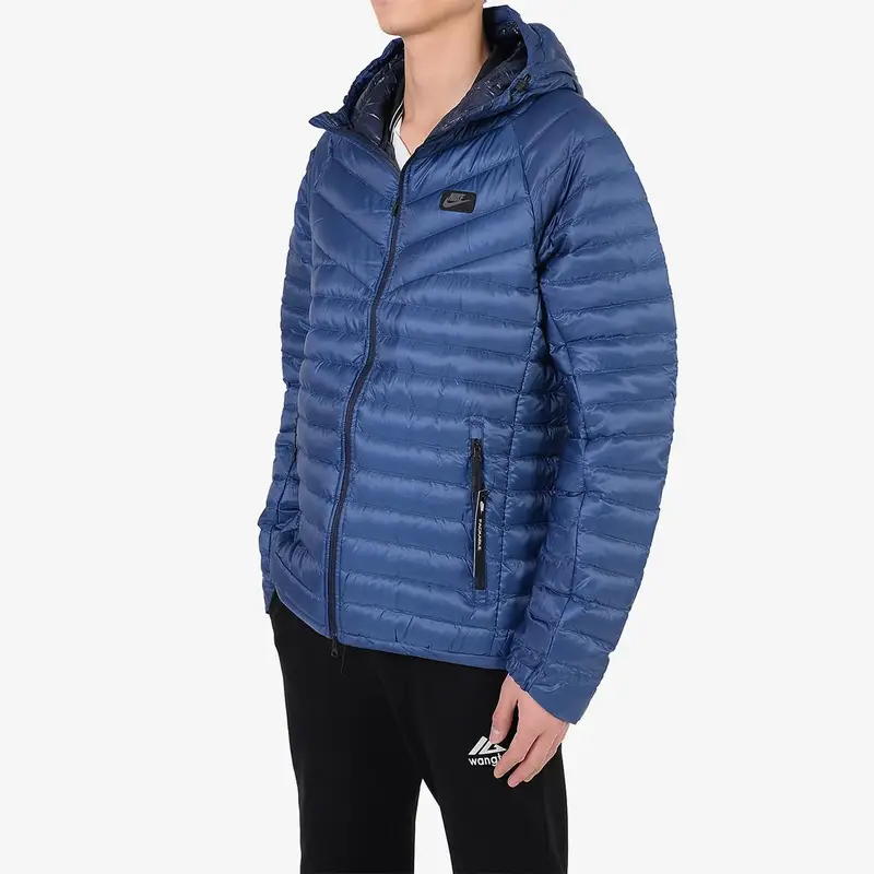Giacca Piumino Calda con Cappuccio e Zip Serie Sport Lifestyle Nike Uomo Giacche Blu Scuro 943373-423 M miniatura 3