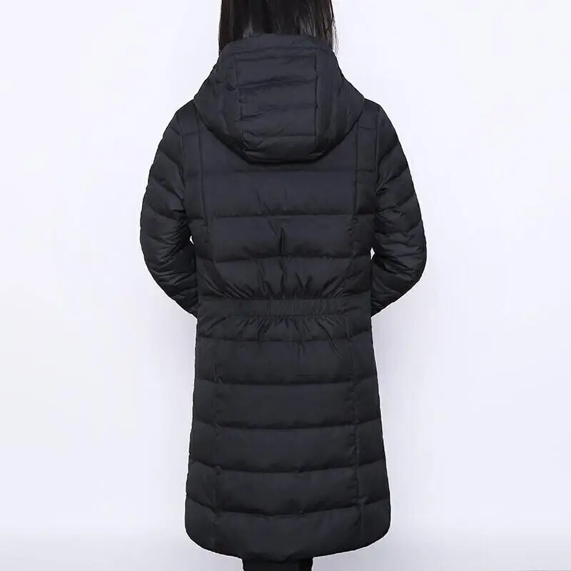 Giacca Piumino Calda Media Lunghezza con Cappuccio Stampa Logo Nike Donna Capispalla Nero AJ7428-010 S miniatura 4