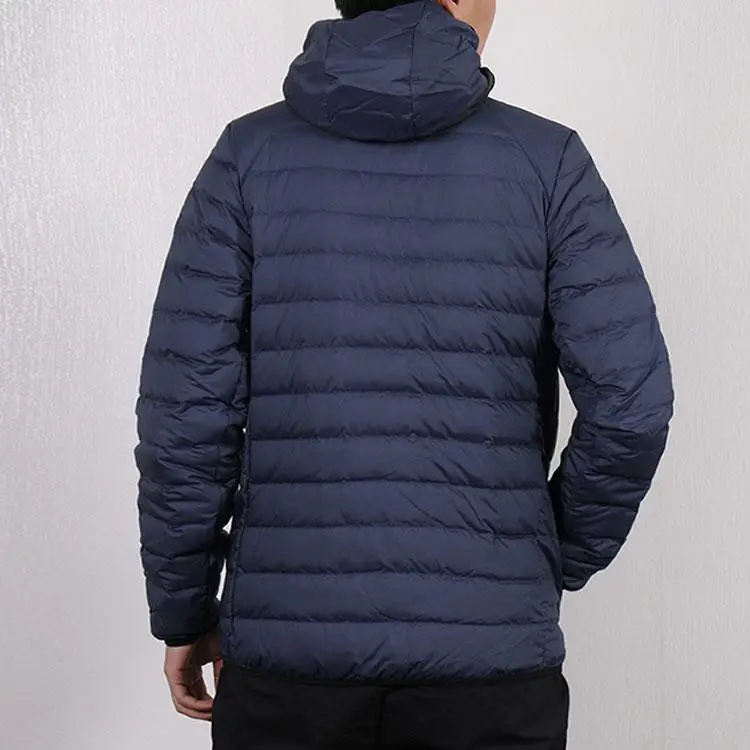 Giacca Piumino Leggera con Cappuccio e Patch Logo Color-Block Nike Uomo Capispalla Blu Scuro 927217-410 L miniatura 5