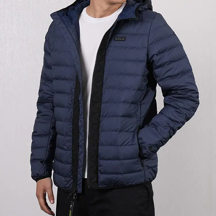 Giacca Piumino Leggera con Cappuccio e Patch Logo Color-Block Nike Uomo Capispalla Blu Scuro 927217-410 XXL miniatura 4