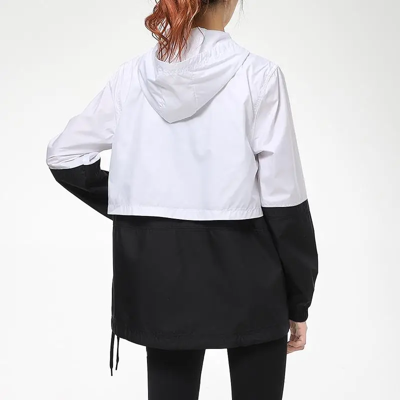 Giacca Sportiva Colorblock Tessuta con Cappuccio Donna Capispalla Nero Bianco AJ2983-102 XS miniatura 3