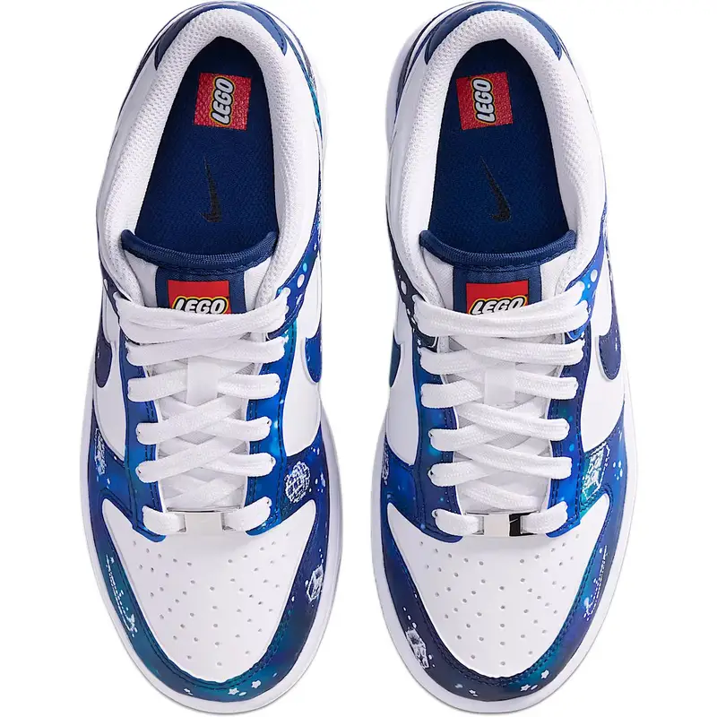 LEGO x Nike Dunk Low GS Galaxy Sneakers per Bambini Blu Bianco Blu Coraggioso IM1448-100 35 5 miniatura 2