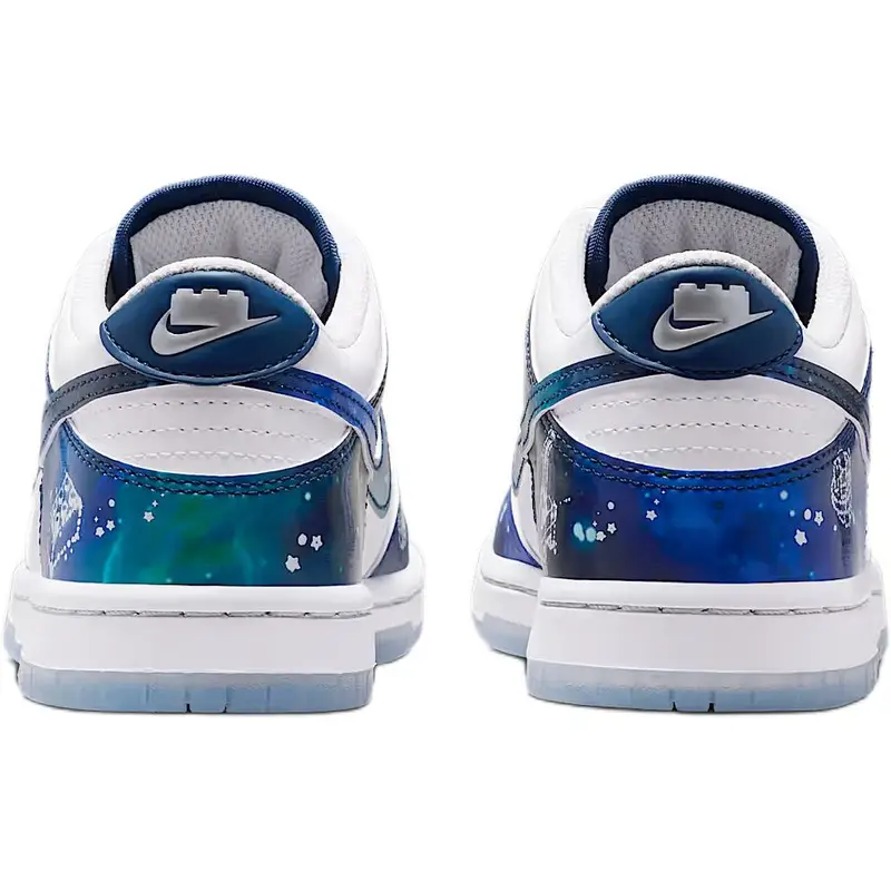 LEGO x Nike Dunk Low GS Galaxy Sneakers per Bambini Blu Bianco Blu Coraggioso IM1448-100 38 miniatura 5