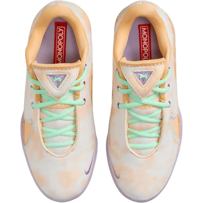 Monopoly x Nike LeBron 22 GS All-Star Sneakers da Bambino Marrone Oro Celeste Blu Ghiaccio HV8615-200 40 miniatura 2